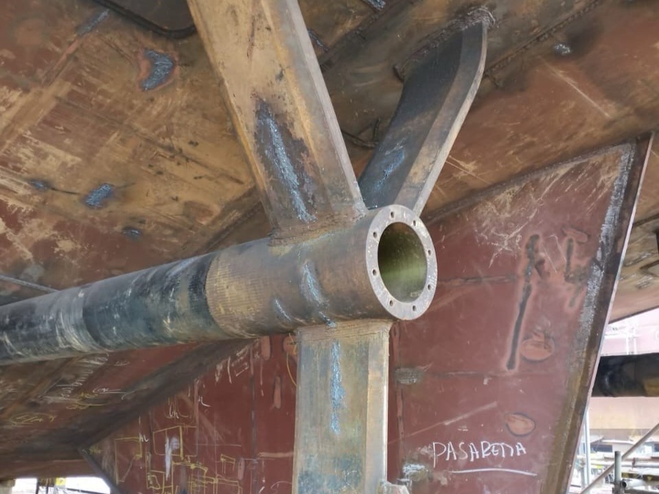 Boring stern tube on tugboat at Batam shipyard